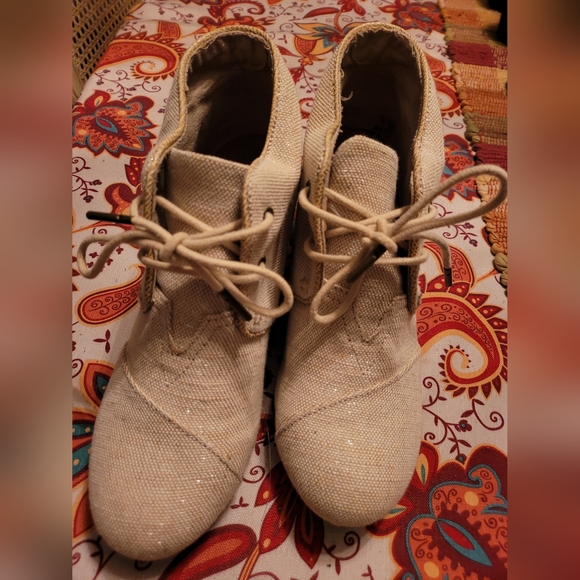 Tom's Boots - Picture 1 of 7